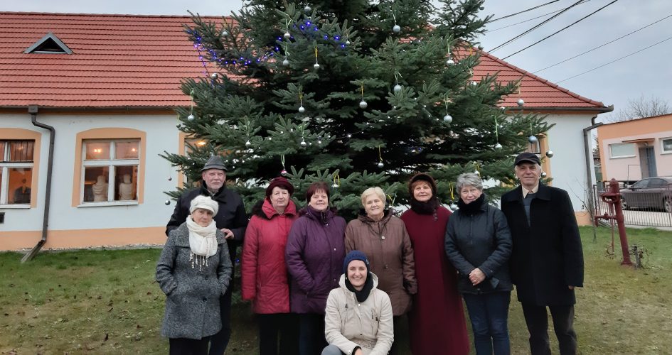 Stromček pred klubom Matice slovenskej  je rozsvietený